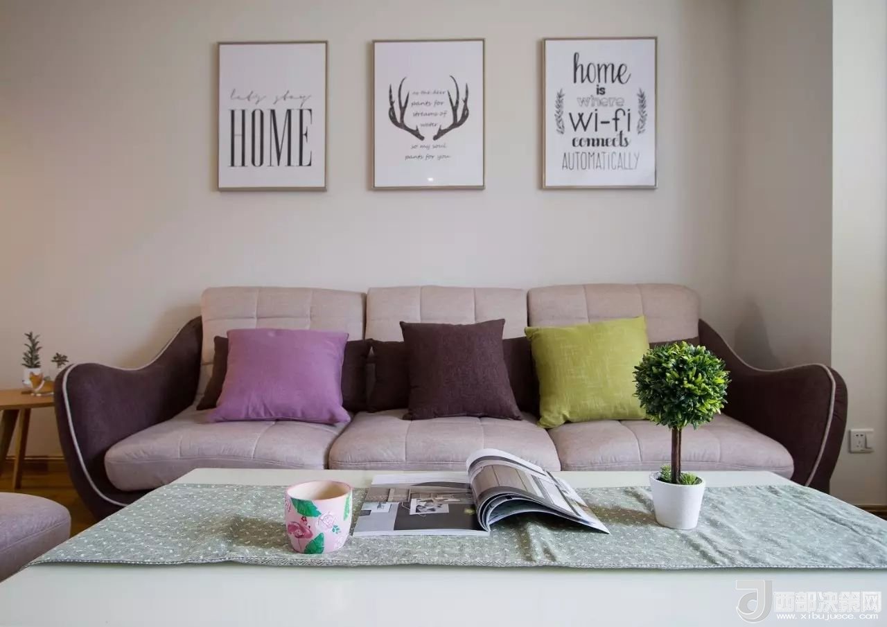 沙發(fā)背景墻選對(duì)裝飾畫，才能美了整個(gè)客廳空間！