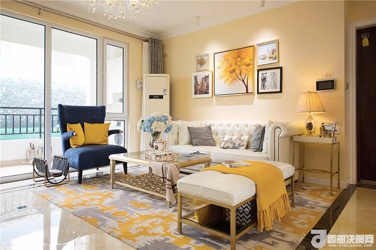 沙發(fā)背景墻選對(duì)裝飾畫，才能美了整個(gè)客廳空間！