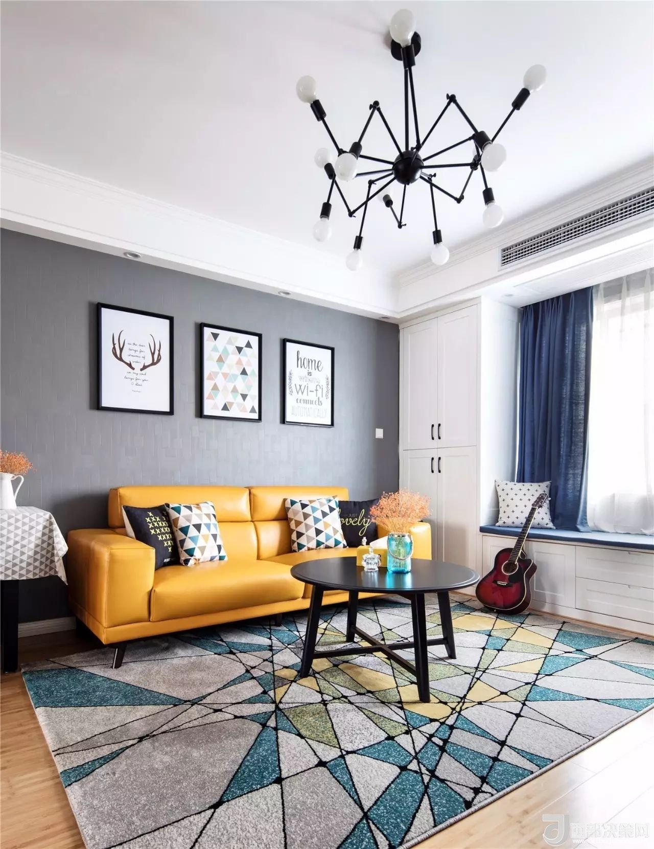 沙發(fā)背景墻選對(duì)裝飾畫，才能美了整個(gè)客廳空間！