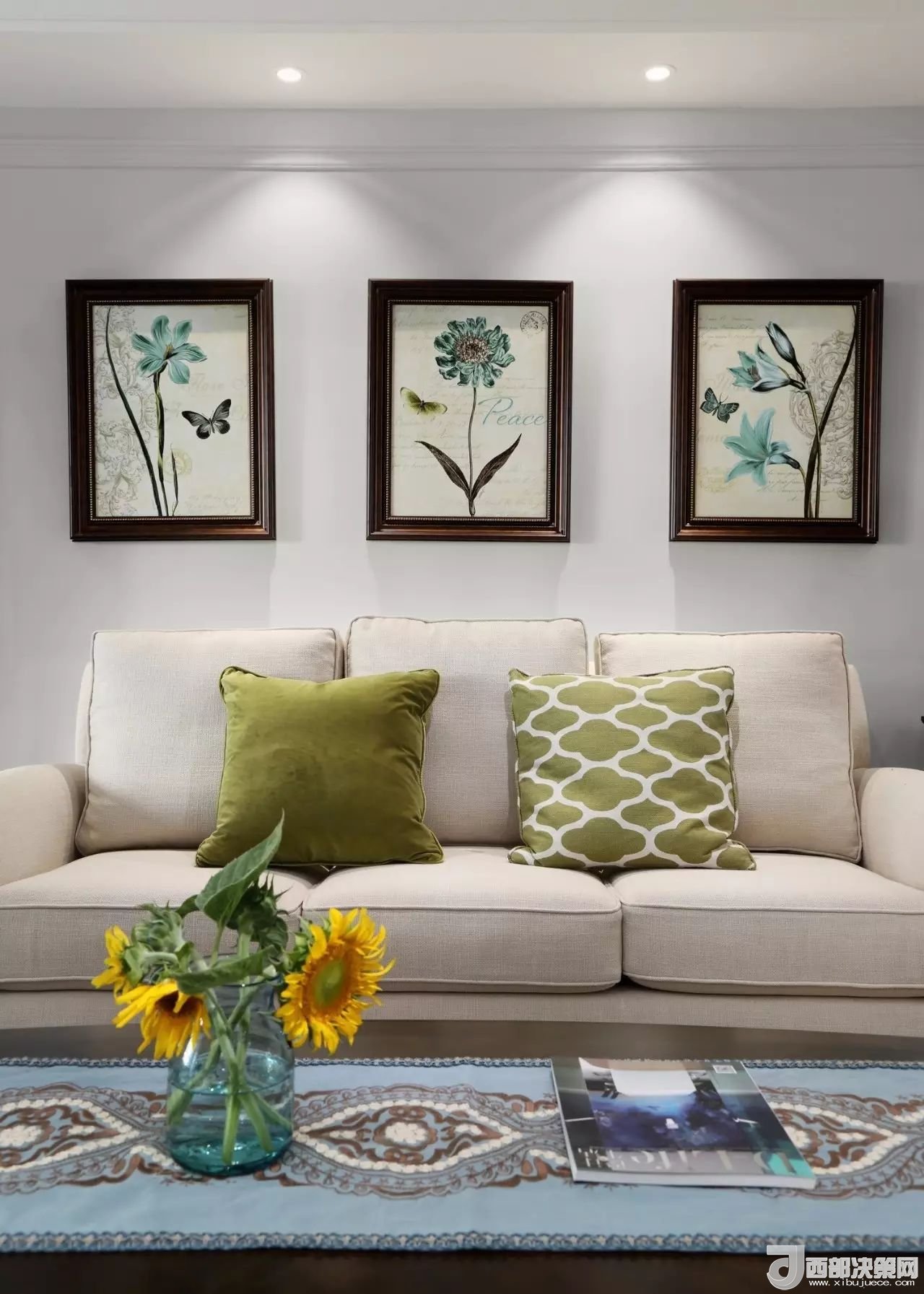 沙發(fā)背景墻選對(duì)裝飾畫，才能美了整個(gè)客廳空間！