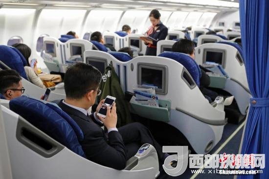 在東航MU5137航班上，旅客全程在飛行模式下可以使用手機(jī)。殷立勤 攝