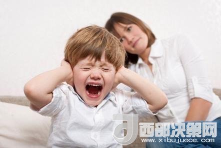 這時孩子可能會一直哭，甚至觀察父母的反應(yīng)。父母這時候可以讓他哭，哭累了自然就會停下，要讓孩子明白“鬧起來沒道理我不會心疼你”。