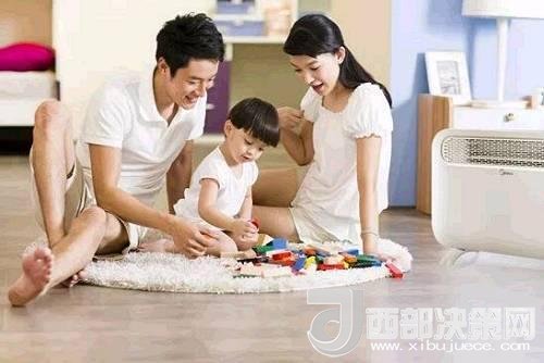 兒童時期，孩子好奇心強，喜歡“打破砂鍋問到底”、“探究性拆東西”、“自言自語做游戲”。這些聽似好笑，看似頑皮的言行舉止，恰恰就是孩子創(chuàng)造火花的閃現(xiàn)。心理學(xué)家鄧斯克認為，小孩子在游戲中的“假裝”會大大促進他們的發(fā)散思維。