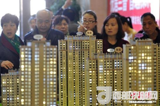 資料圖：民眾選購商品房。 <a target='_blank' >中新社</a>記者 韋亮 攝