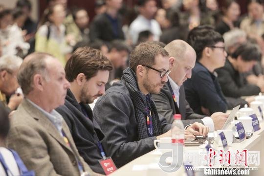 河北工業(yè)設(shè)計創(chuàng)新中心(以下簡稱HIDC)啟動儀式暨“設(shè)計促轉(zhuǎn)型·創(chuàng)新贏未來”國際工業(yè)設(shè)計工作坊26日在河北省省會石家莊市舉行。圖為與會各國設(shè)計師?！⌒ば?攝