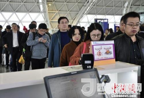 圖為旅客等待進(jìn)入客艙?！慰∶?攝