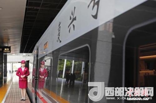 資料圖：4月10日，列車員在“復興號”列車旁迎接旅客的到來。 <a target='_blank'  data-cke-saved- >中新社</a>記者 殷立勤 攝