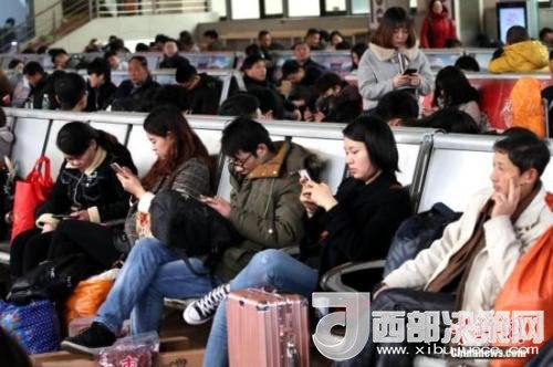 資料圖：移動互聯(lián)網(wǎng)時代，旅客都拿著手機(jī)打發(fā)時間。<a target='_blank' >中新社</a>記者 王中舉 攝