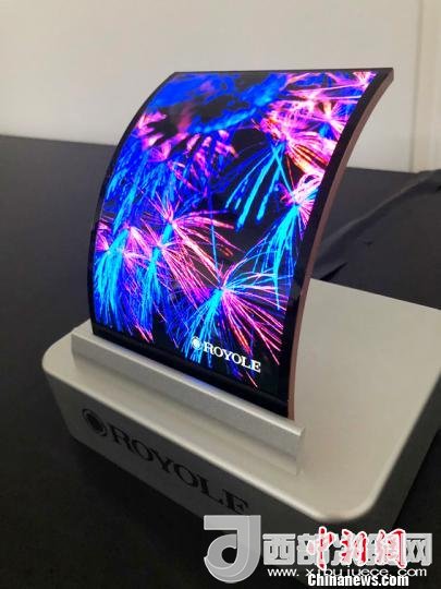 柔宇科技全柔性顯示屏在固定曲面上的應(yīng)用。　柔宇科技供圖 攝