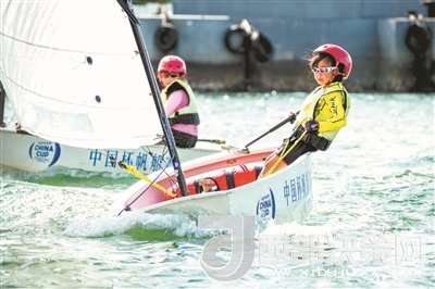 青島市北區(qū)立新小學學生參加2017年中國杯青少年帆船OP項目比賽。孫軍/攝