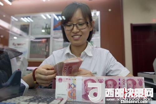 7月5日，山西太原一銀行工作人員正在清點貨幣。人民幣對美元匯率中間價在經(jīng)歷了過去11個交易中的10次下調(diào)后終于迎來大漲。5日，中國外匯交易中心公布人民幣對美元匯率中間價報6.6180，較前一交易日大幅上調(diào)415個基點，創(chuàng)下自2017年10月11日以來的最大升幅。<a target='_blank' >中新社</a>記者 張云 攝