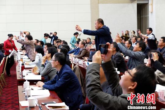 圖為與會(huì)嘉賓認(rèn)真聽(tīng)取專(zhuān)家演講?！±铍h 攝