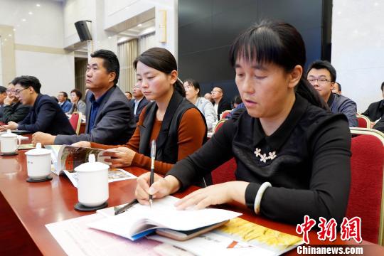 圖為與會(huì)嘉賓聆聽(tīng)專(zhuān)家演講。　李雋 攝