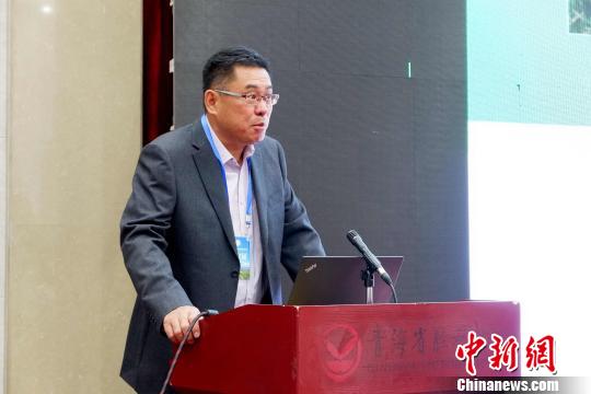 圖為青海省農(nóng)林科學(xué)院副院長(zhǎng)、國(guó)家大麥青稞產(chǎn)業(yè)技術(shù)體系崗位科學(xué)家遲德釗正在發(fā)言?！±铍h 攝