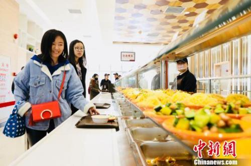 　資料圖：消費者在餐廳就餐?！惴?攝