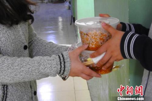 外賣配送員將外賣送到學生宿舍。受訪者供圖