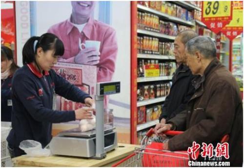 資料圖：在保定市北市區(qū)一家大型超市內(nèi)，促銷員正在為購買雞蛋的市民稱量、打包。李芳華 攝