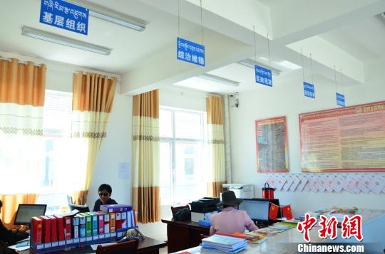 圖為塔秀村的便民服務(wù)大廳。　魯?shù)り?攝