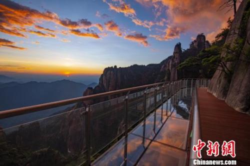  資料圖：霞光映照在三清山棧道玻璃上?！溆榔?攝