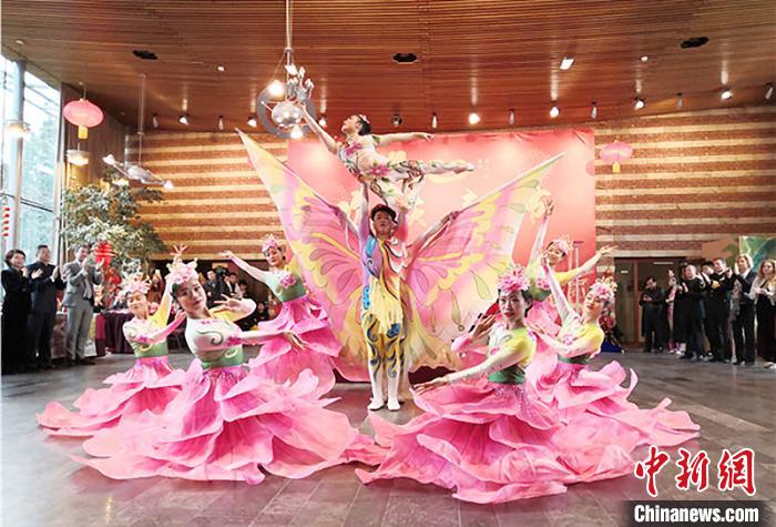 圖為雜技演員通過精湛的技藝贏得了滿堂喝彩?！「拭C省文化和旅游廳網(wǎng)站 攝