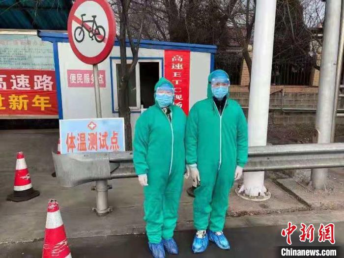 鄉(xiāng)鎮(zhèn)衛(wèi)生院和社區(qū)衛(wèi)生中心工作人員排查發(fā)熱患者?！〗樾菔嗅t(yī)療集團供圖 攝