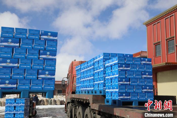 圖為當(dāng)雄的冰川礦泉水裝車，即將發(fā)往湖北?！‘?dāng)雄縣 供圖 攝