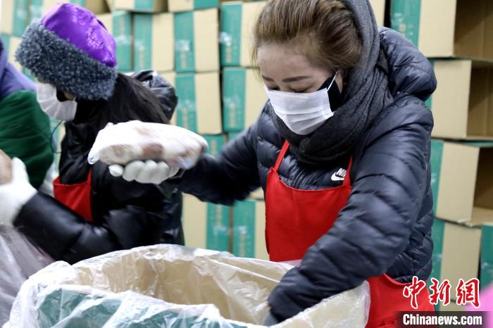 當(dāng)雄縣民眾將牦牛肉裝箱。　當(dāng)雄縣 供圖 攝