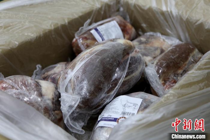 當(dāng)雄縣援鄂物資中的牦牛肉，圖中的為腱子肉，是牦牛肉中的“極品”?！‘?dāng)雄縣 供圖 攝