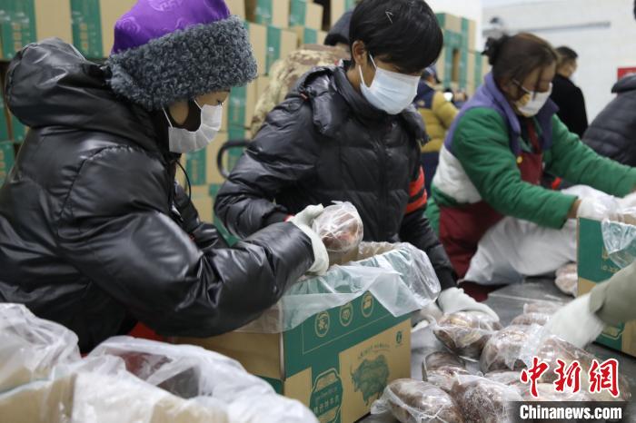 當(dāng)雄縣民眾打包當(dāng)?shù)氐奶禺a(chǎn)，“有身份證”牦牛肉?！‘?dāng)雄縣 供圖 攝