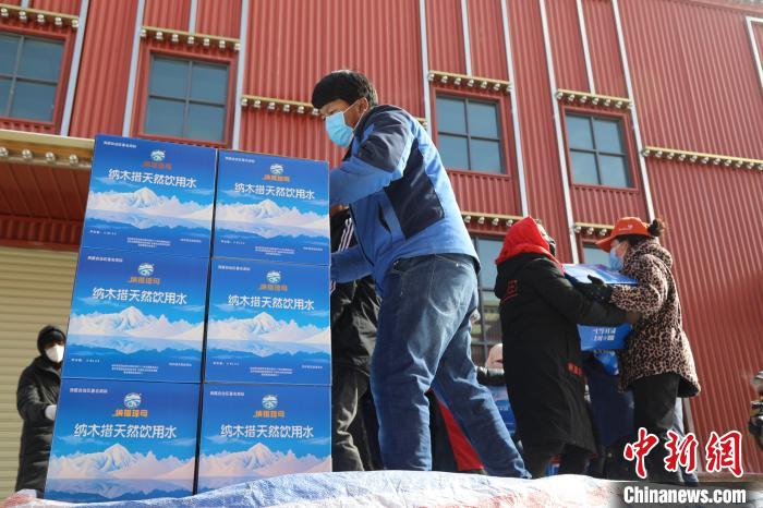 西藏當(dāng)雄給湖北荊州送去冰川礦泉水、牦牛肉等物資