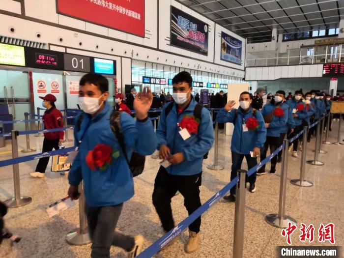 外出務(wù)工人員有序排隊(duì)辦理登記手續(xù)。　孫友軍 攝