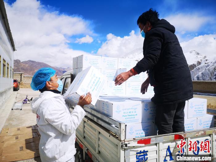 圖為工作人員搬運(yùn)物資。堆龍德慶區(qū)宣傳部供圖