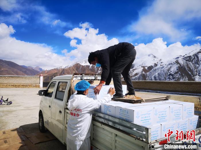 圖為工作人員搬運(yùn)物資。堆龍德慶區(qū)宣傳部供圖