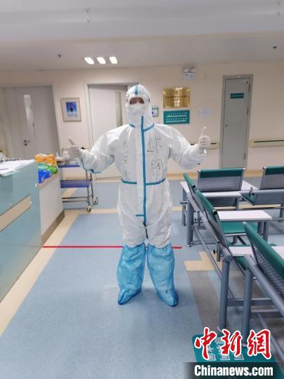 徐陶在工作中。四川援助湖北醫(yī)療隊(duì)供圖