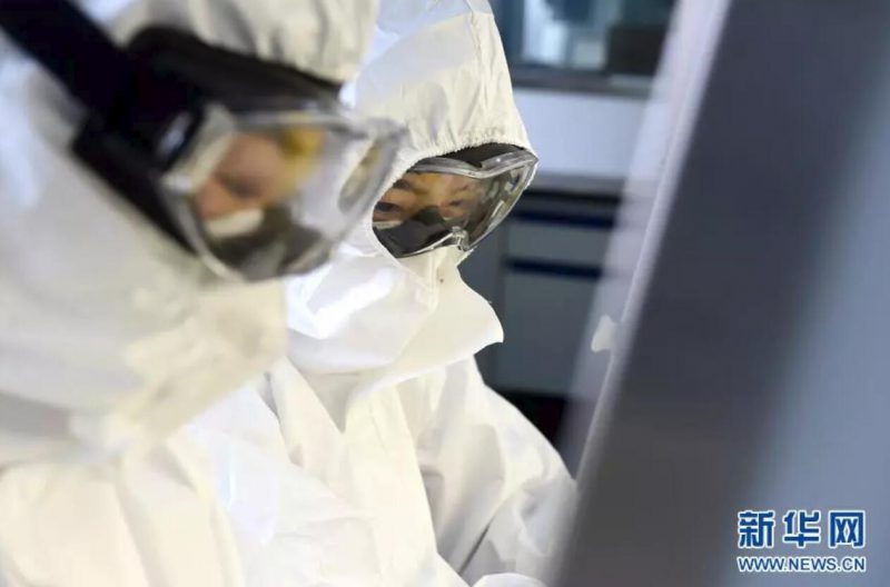 ▲資料圖片：負(fù)責(zé)新型冠狀病毒核酸檢測(cè)的工作人員，在實(shí)驗(yàn)室進(jìn)行樣本處理。（新華社發(fā) 周牧 攝）
