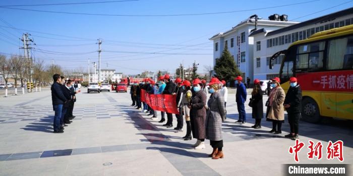 圖為甘肅禮縣，歡送首批乘“專車”赴浙江的務(wù)工人員。(資料圖) 田瑞萍 攝