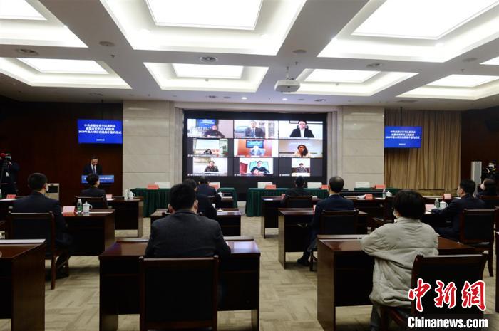 青羊區(qū)2020年重大項(xiàng)目在線集中簽約儀式現(xiàn)場(chǎng)。青羊區(qū)委宣傳部供圖