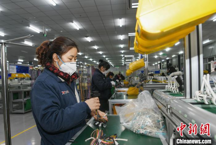 工人戴著口罩搶抓生產(chǎn)?！】到?攝