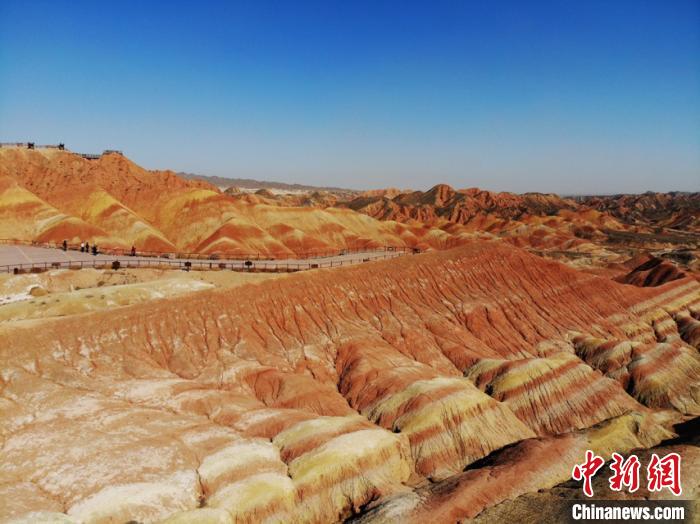 航拍下的七彩丹霞?！钇G敏 攝