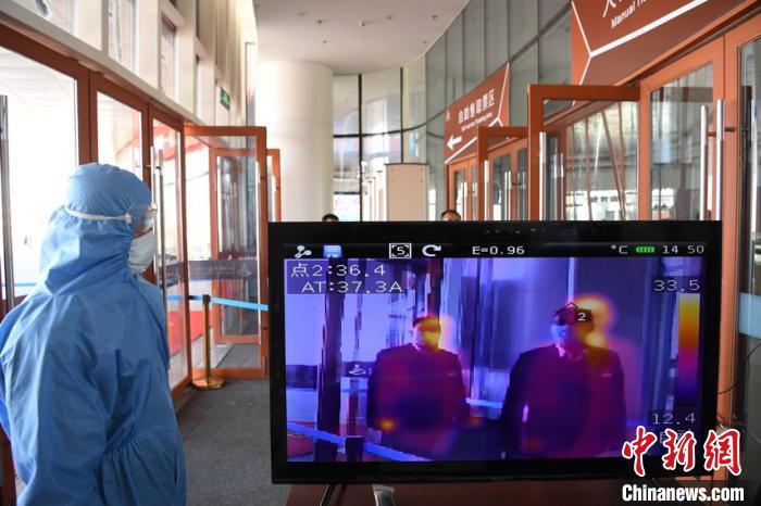 圖為游客步行通過紅外線測(cè)溫通道。　楊艷敏 攝