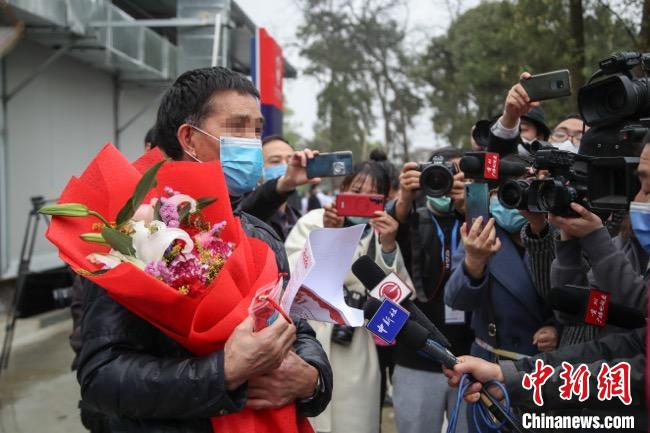 圖為貴州省最后一名新冠肺炎確診患者從貴州省將軍山醫(yī)院出院，患者接受媒體采訪?！■暮陚?攝