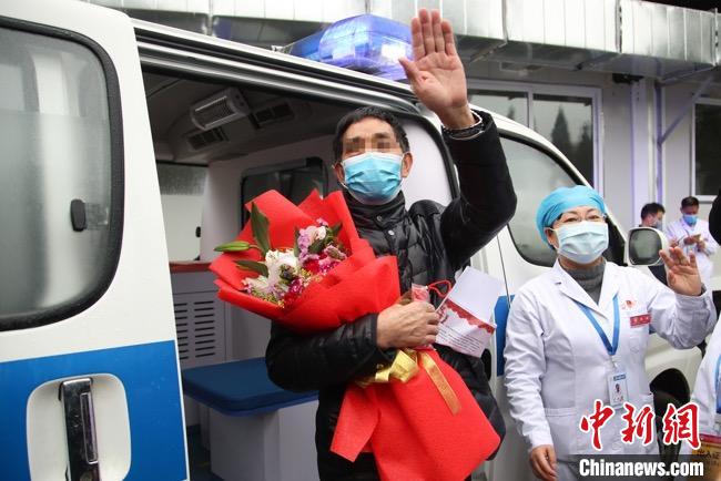 圖為貴州省最后一名新冠肺炎確診患者從貴州省將軍山醫(yī)院出院，患者與眾人揮手告別?！■暮陚?攝