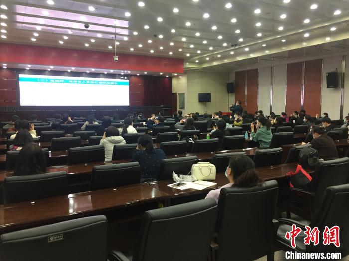 山西選派554名疫情防控指導(dǎo)員駐校指導(dǎo)高三年級(jí)開(kāi)學(xué)疫情防控?！「呷鸱?攝