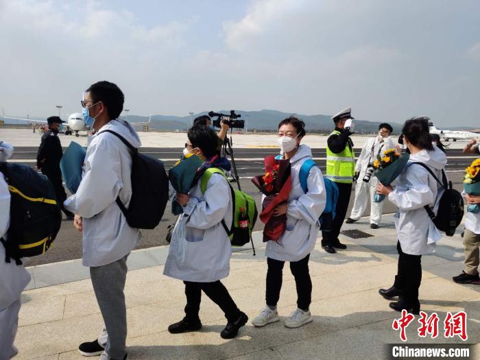 圖為交警向醫(yī)療隊(duì)敬禮?！№n帥南 攝