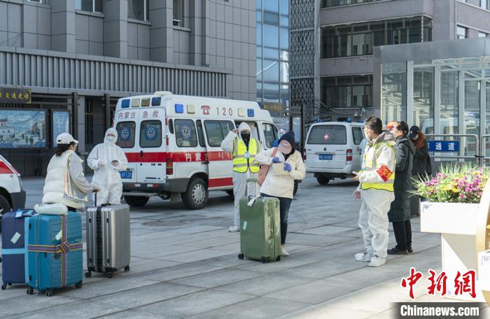 圖為呼和浩特車(chē)站“外防輸入”?！∠牧?攝