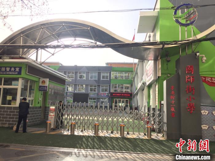 校門口設(shè)置臨時等候區(qū)，區(qū)域四周5米為禁行區(qū)?！「呷鸱?攝