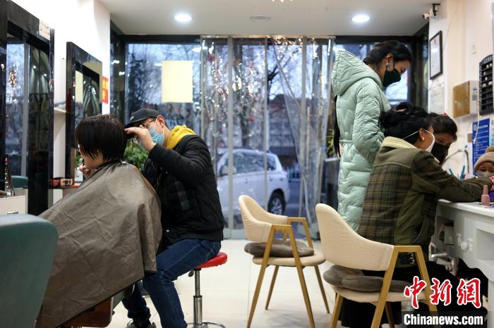 拉薩市民在一美發(fā)店理發(fā)、美甲?！〗w波 攝