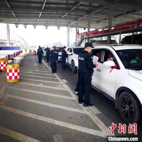 圖為云南一邊境檢查站防控疫情同時(shí)嚴(yán)防境外毒品滲透?！≡颇鲜」矎d供圖 攝