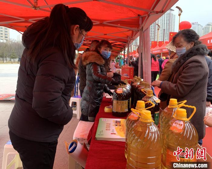 圖為市民們正在采購商品?！O睿 攝