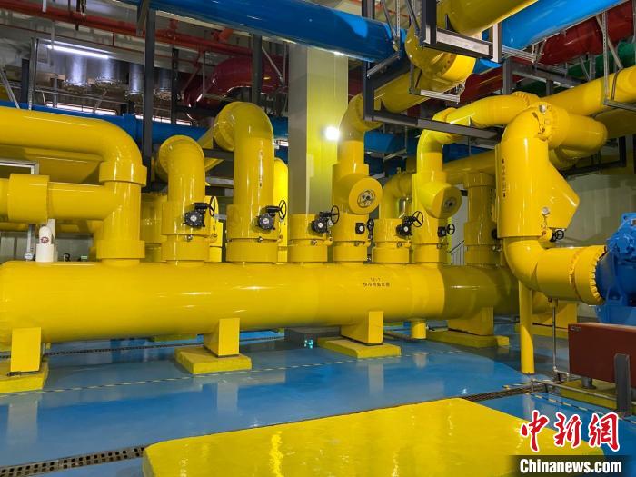 圖為中國移動(dòng)云南數(shù)據(jù)中心冷卻系統(tǒng)?！⊥蹯簛?攝